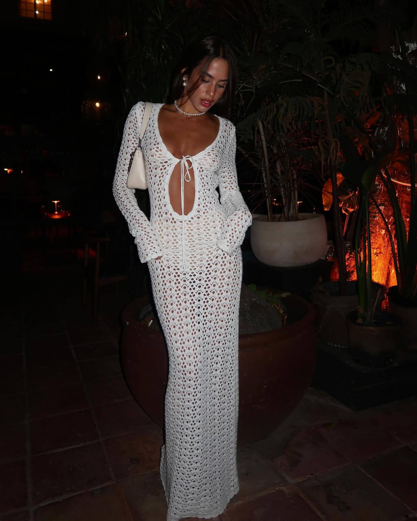 Vestido largo con escote en V y cordones