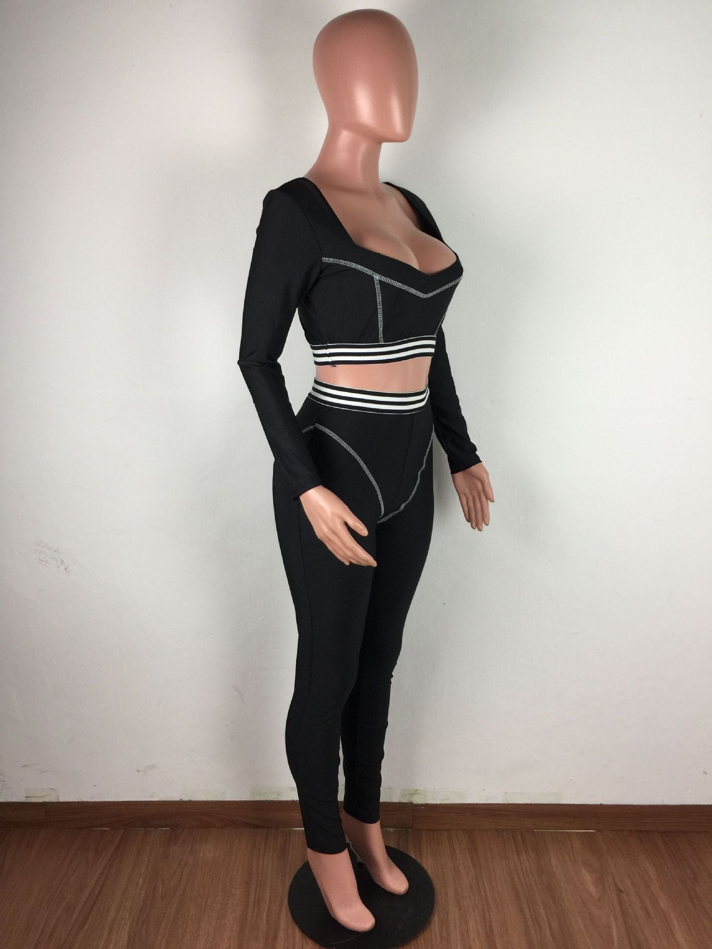 Conjunto deportivo de dos piezas con top y pantalón de manga larga