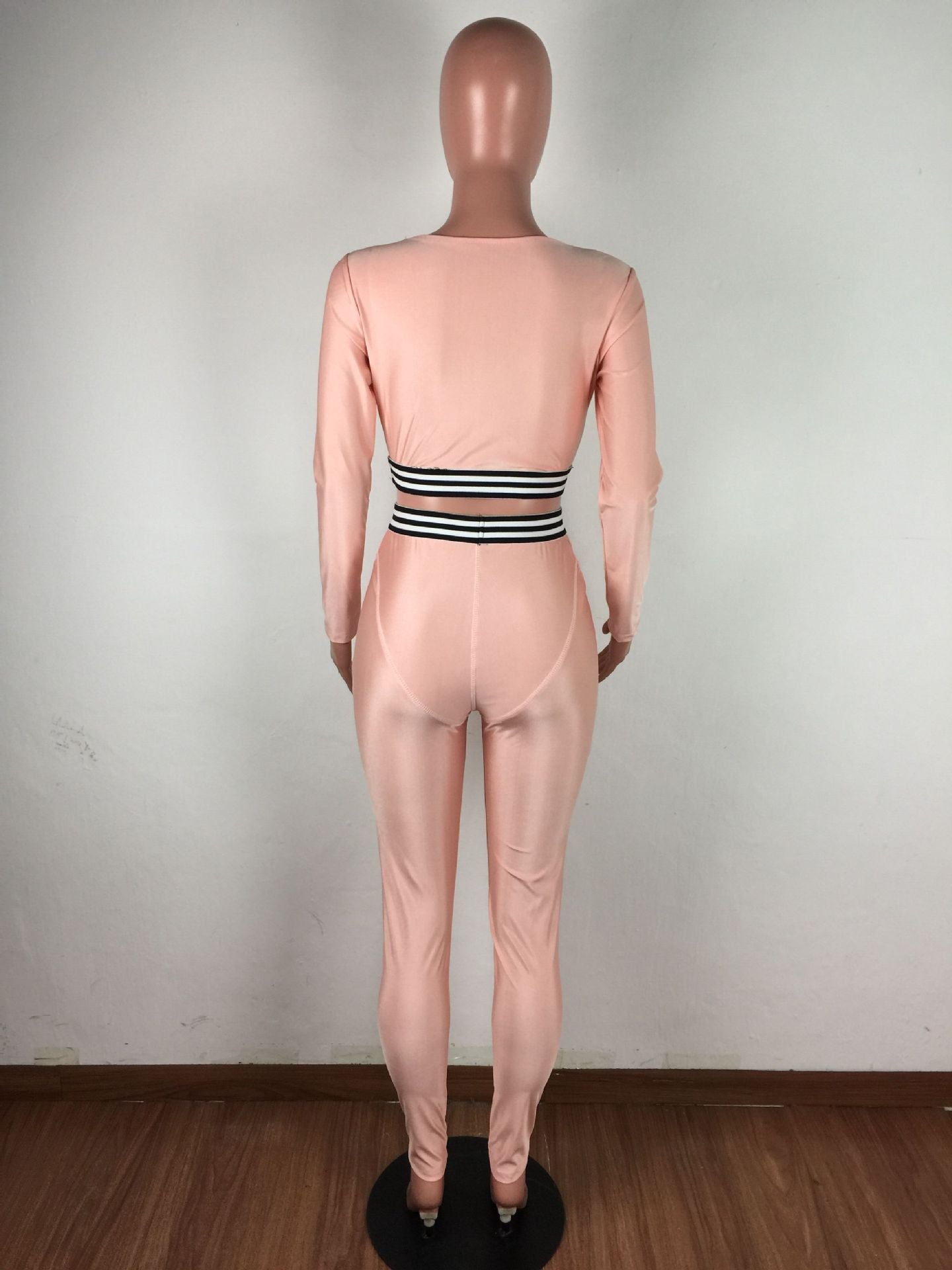 Conjunto deportivo de dos piezas con top y pantalón de manga larga