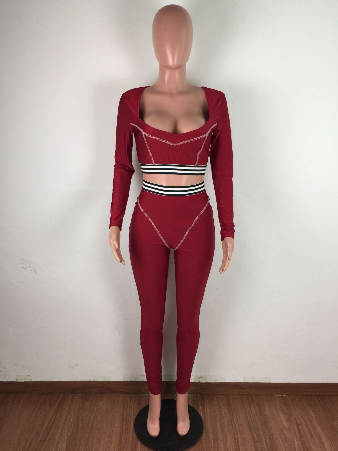 Conjunto deportivo de dos piezas con top y pantalón de manga larga