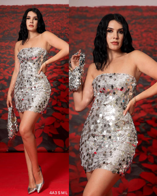 Vestido corto plateado con lentejuelas