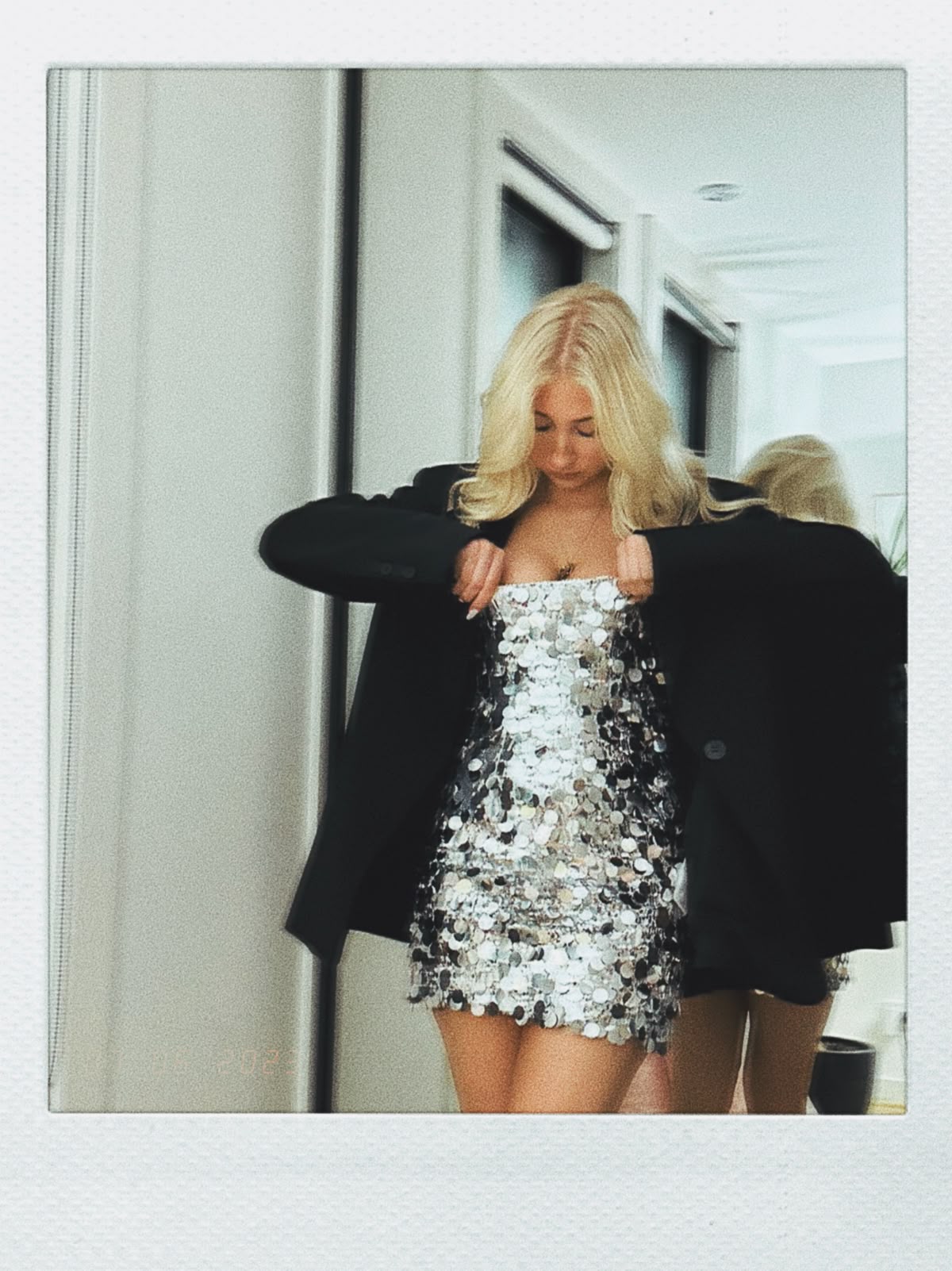 Vestido corto plateado con lentejuelas