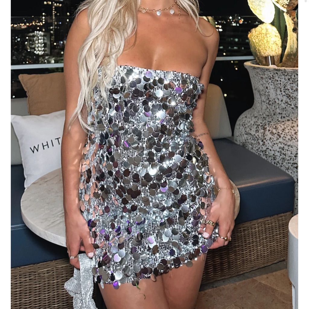 Vestido corto plateado con lentejuelas