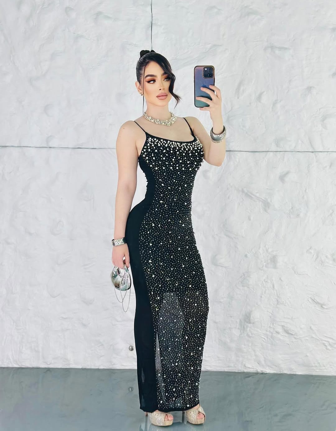 Vestido Largo Negro con Brillos y Abertura Lateral