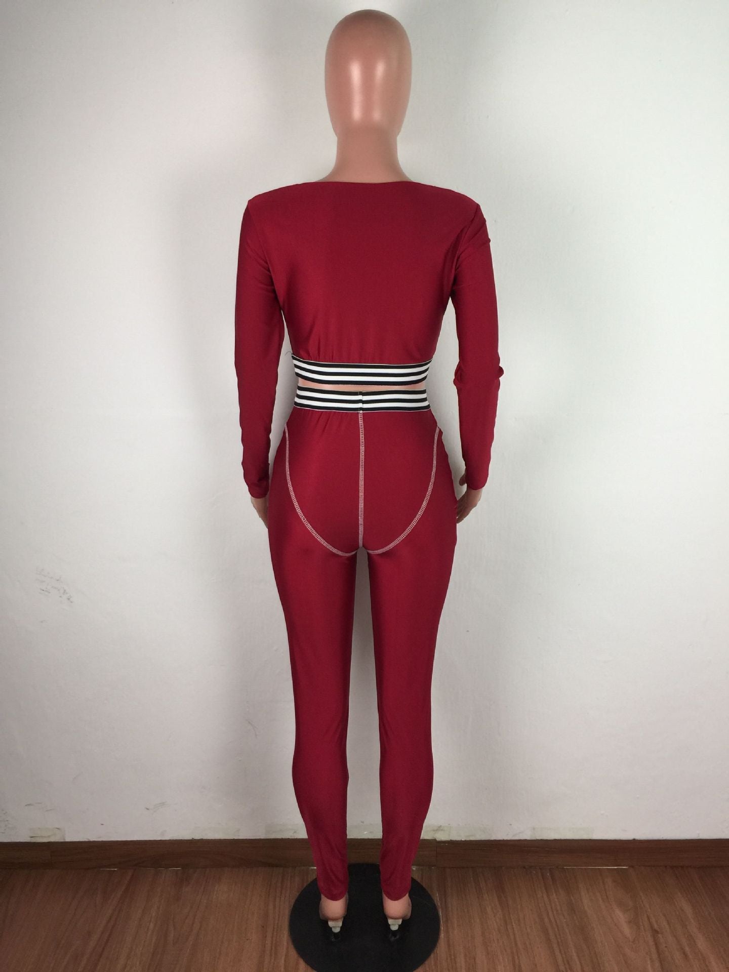 Conjunto deportivo de dos piezas con top y pantalón de manga larga