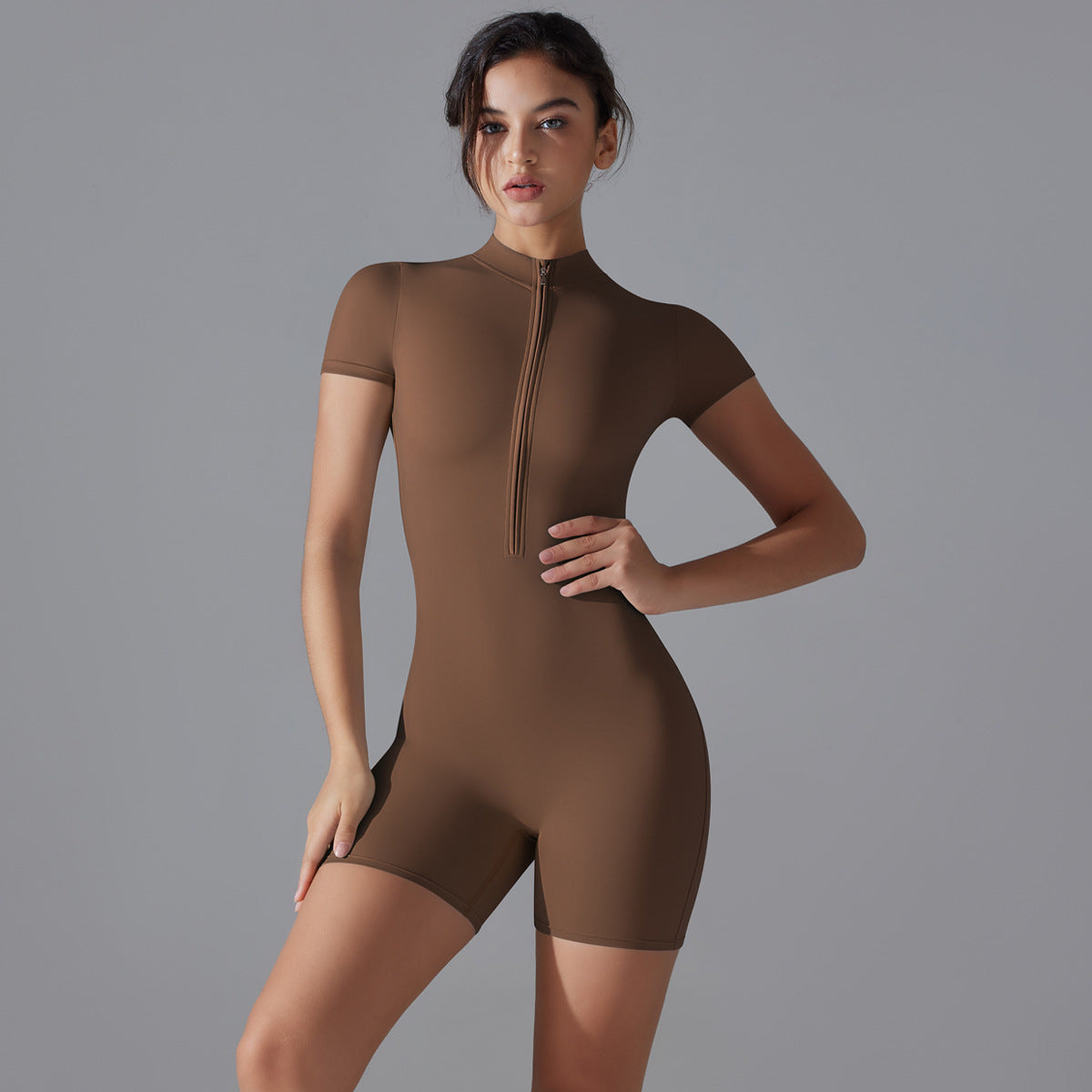 Jumpsuit de yoga deportivo de manga corta con cremallera sólida